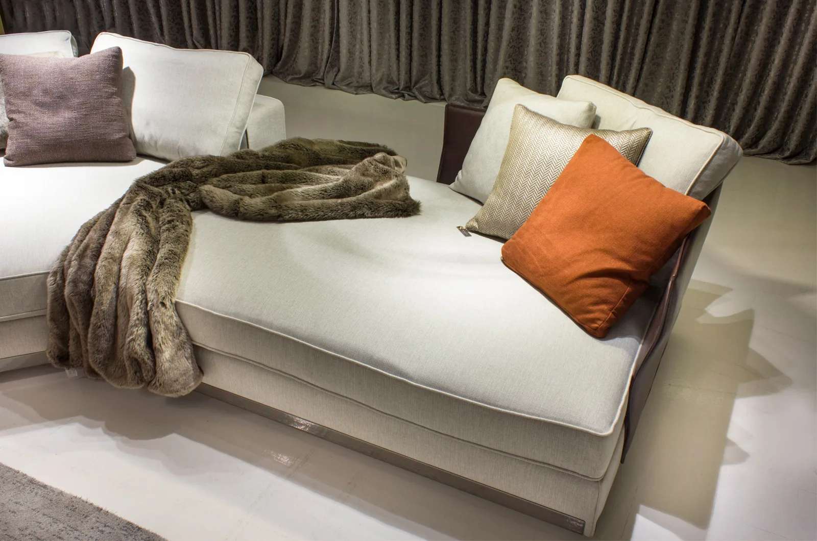 Giorgetti Sofa Set, Archidecors bespoke furniture, kumaş döşeme, detail view 3