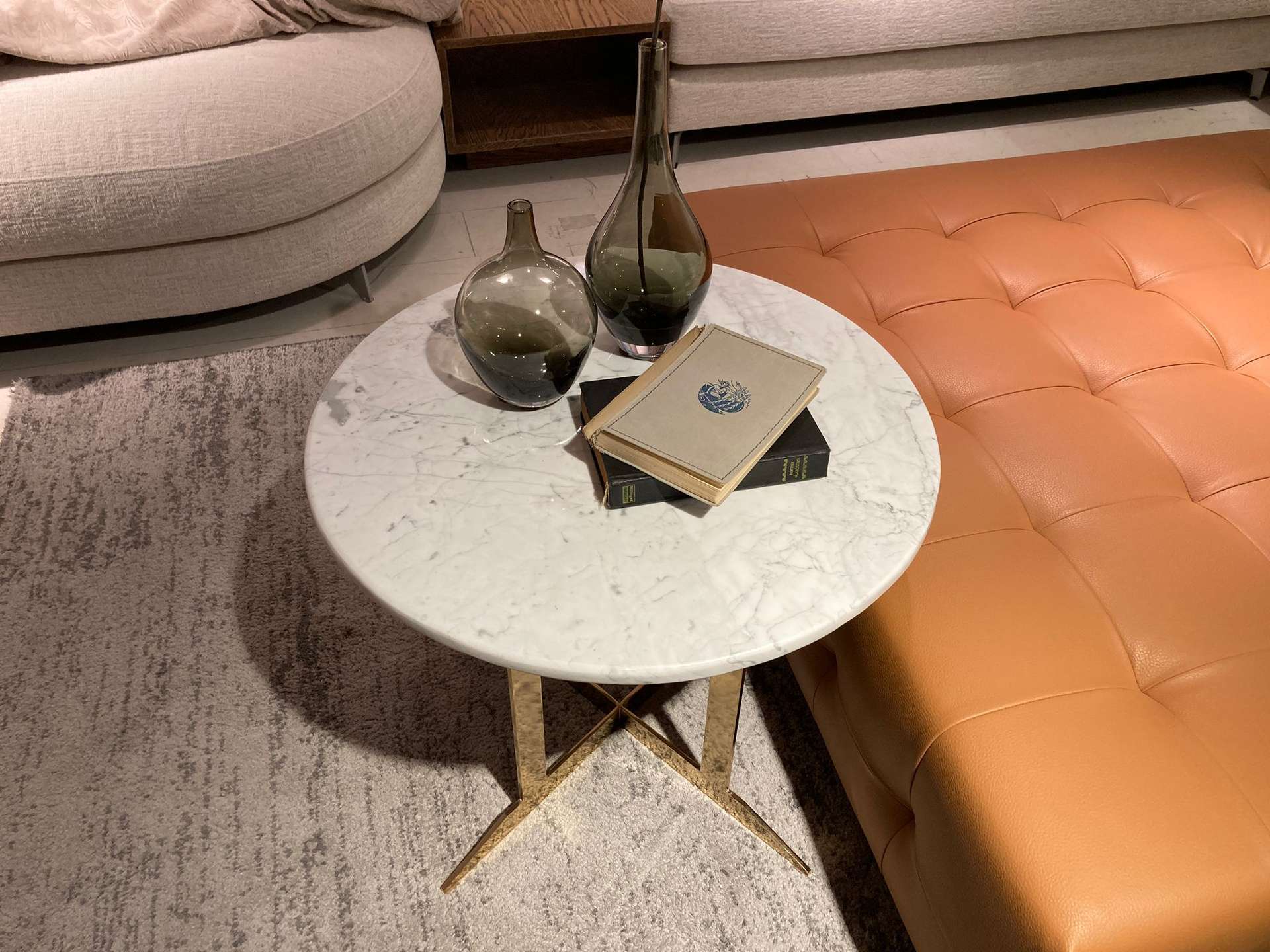 Lama Mermer Yan Sehpa modelinin bir başka görünümü, özel üretim sehpa, Archidecors