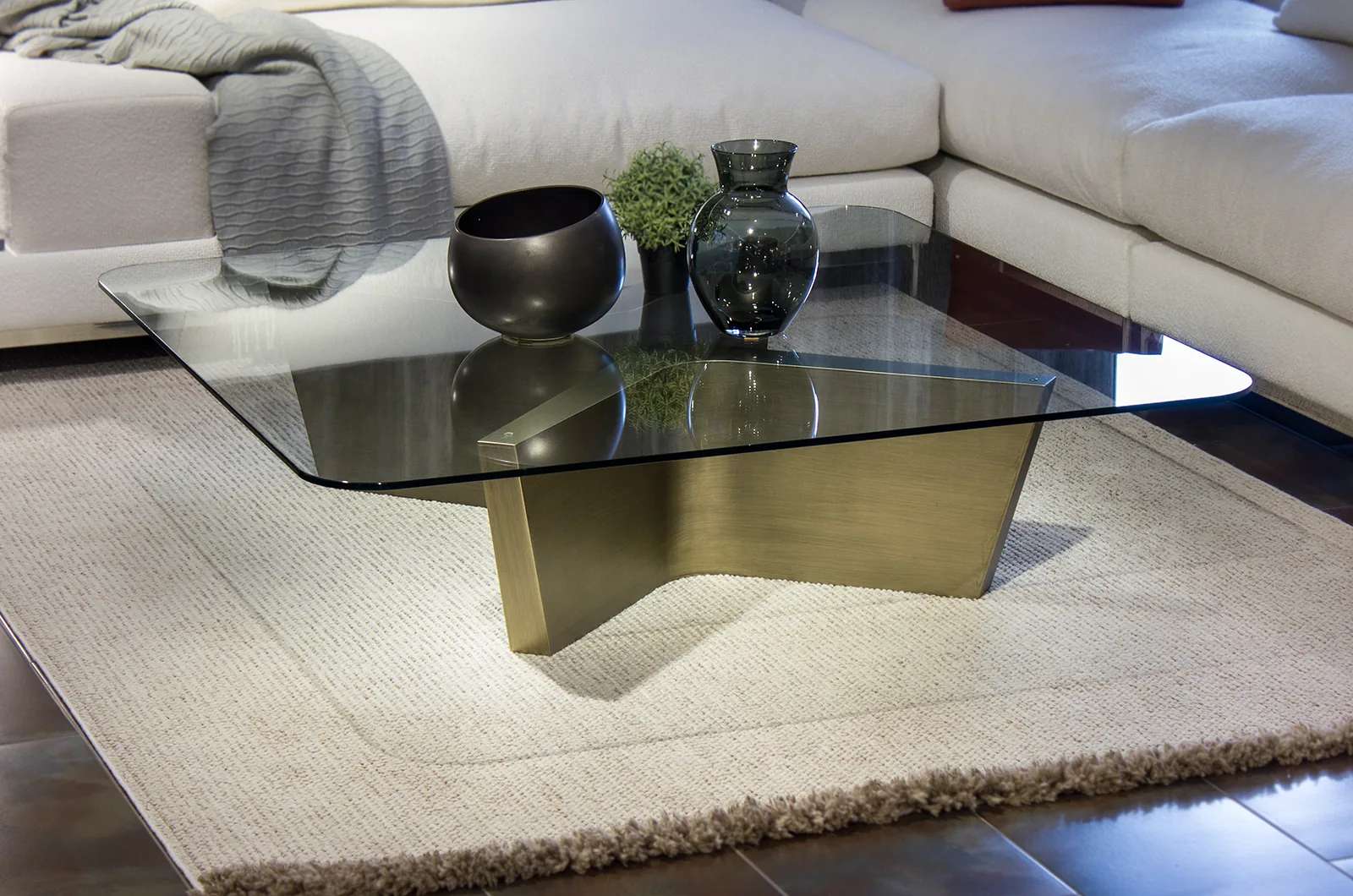 Tombo Cam Sehpa modelinin bir başka görünümü, özel üretim sehpa, Archidecors, Modoko İstanbul
