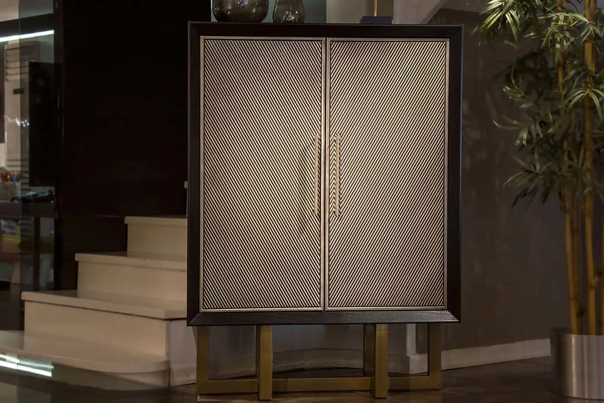 Casablanca High Cabinet bar dolabı modelinin farklı açıdan görünümü, Archidecors el işçiliği