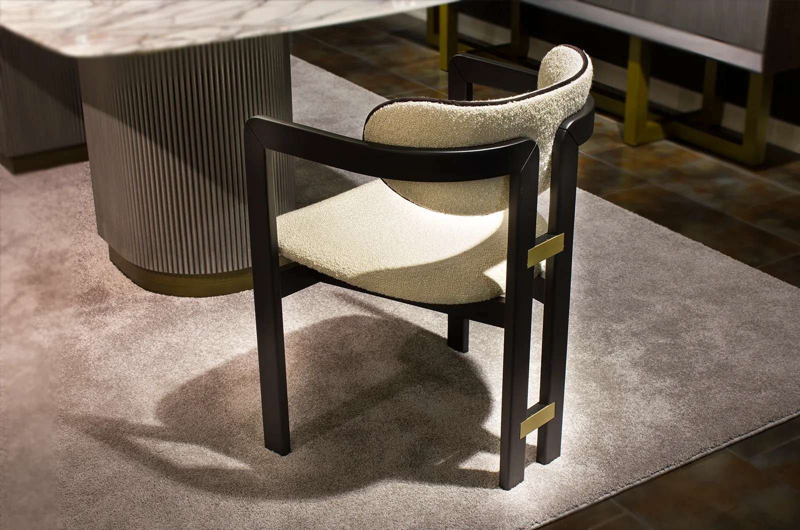 Minotti Sandalye, Archidecors özel üretim sandaly, masif ahşap + bouclé kumaş, detay görünüm 2