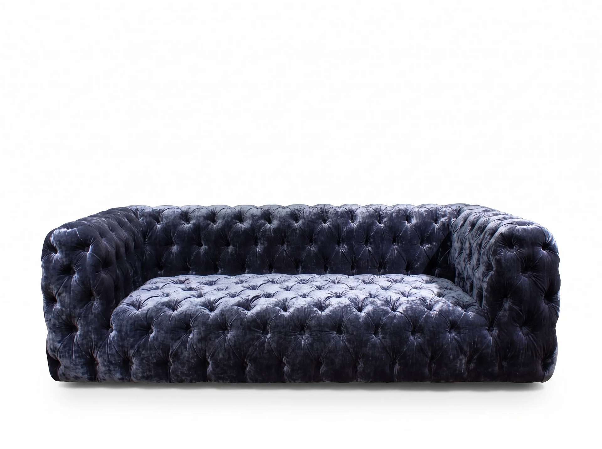 Chesterfield koltuk, lacivert kadife, tüm gövdede derin kapitone düğme ve kalın yuvarlak kollar, beyaz fon