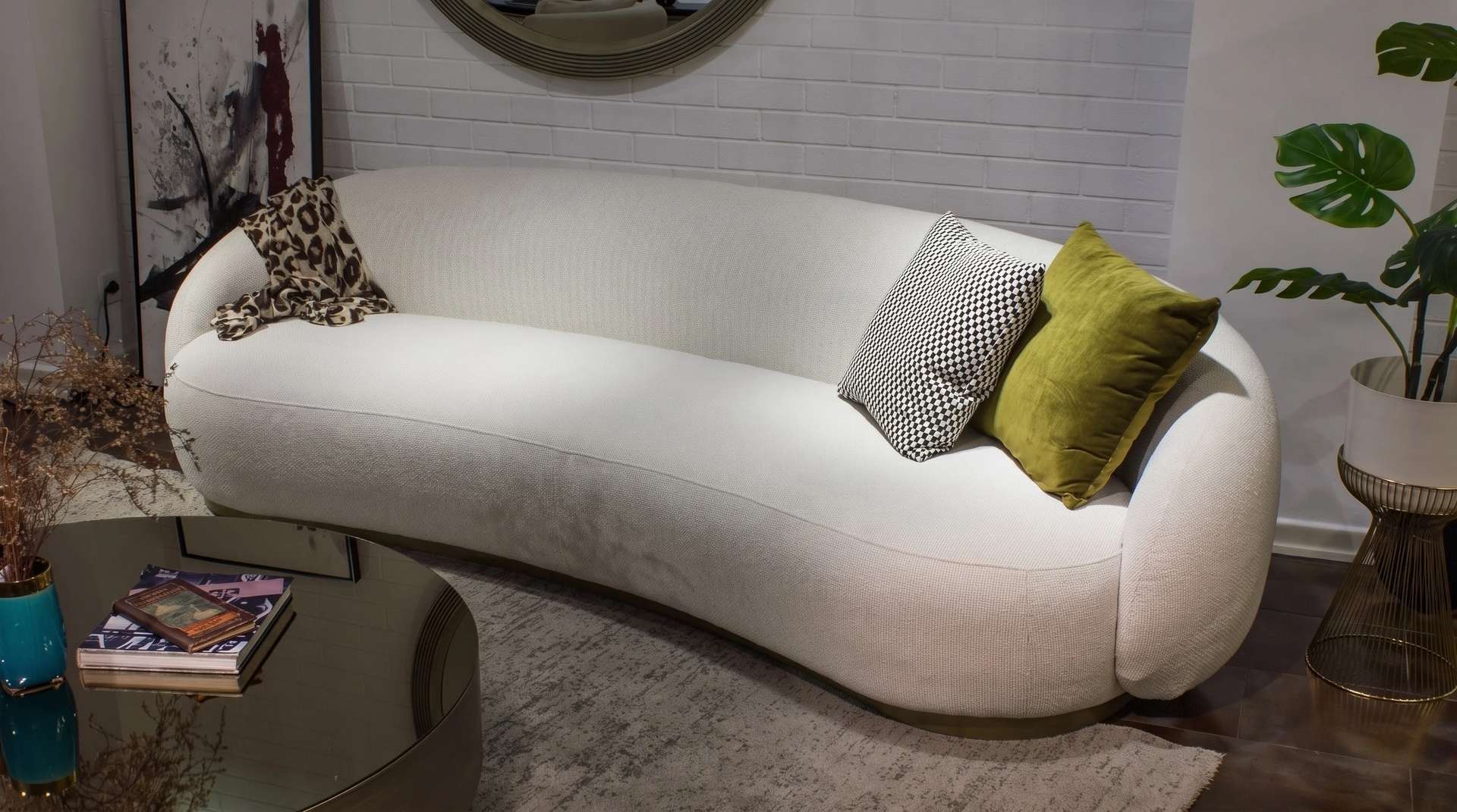 Paris koltuk, kavisli bouclé gövde ve pirinç kaide, showroom