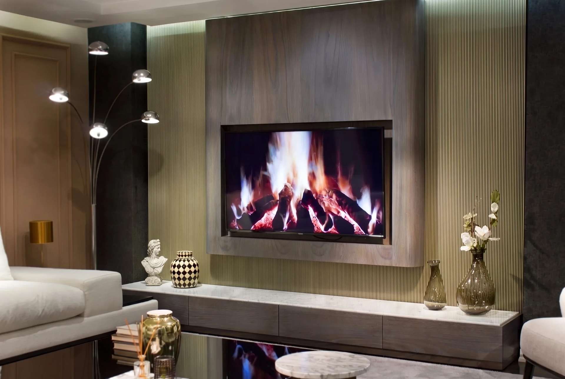 Curved TV ünitesi, ceviz kaplama duvar paneli, yivli arka duvar ve mermer tablalı alçak gövde