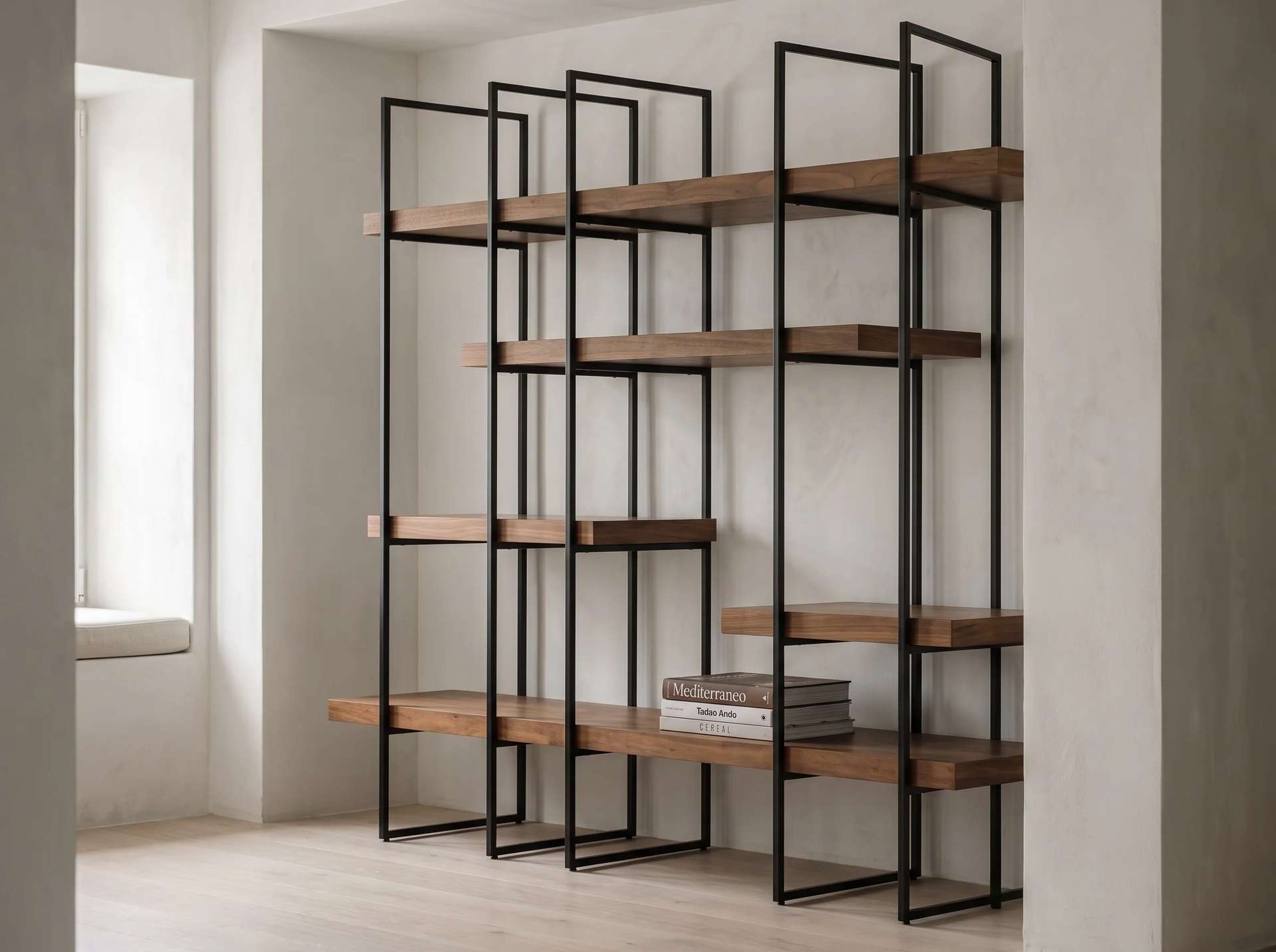 Loft Kitaplık, ince siyah metal çerçeve ve kademeli ceviz raflar, Çeşme yazlığı salonunda