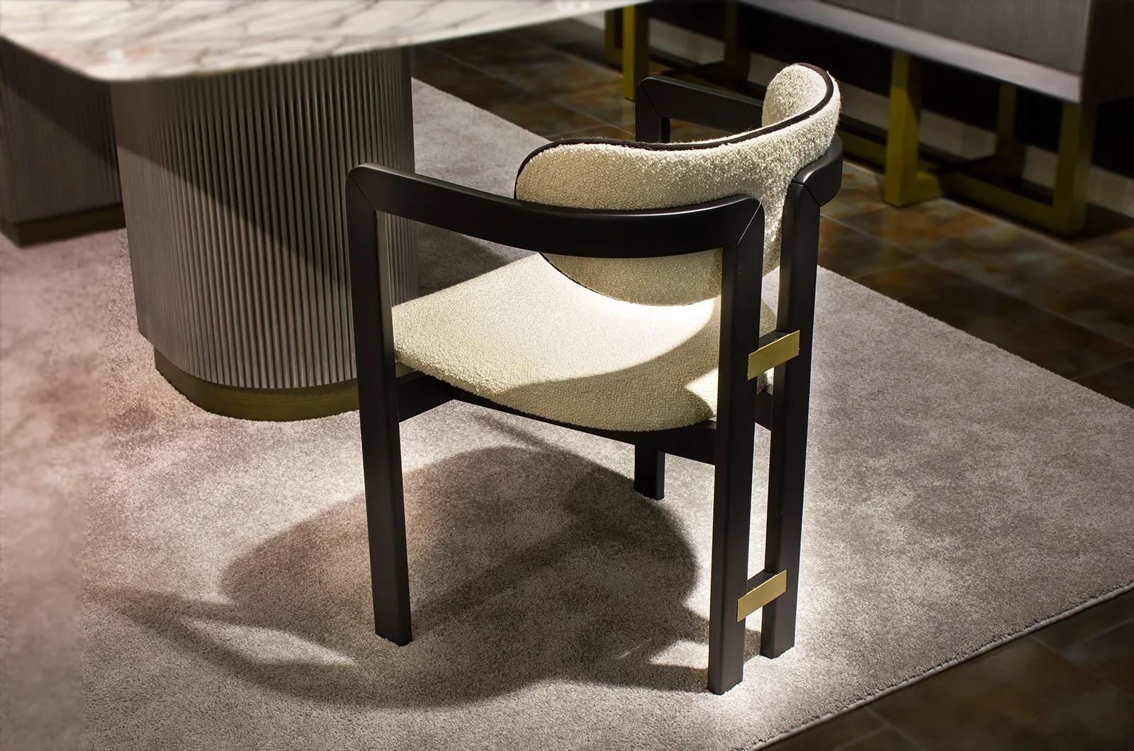 Minotti Sandalye, masif ahşap + bouclé kumaş, Archidecors özel üretim mobilya