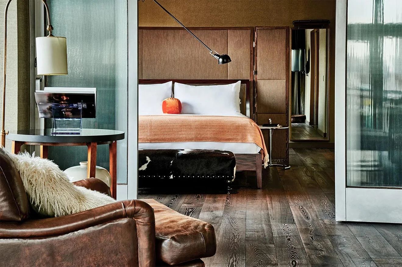 Grand Soho Hotel New York anahtar teslim otel projesi, Amerikan ceviz ve bronz detaylı özel üretim otel mobilyası - görsel 4