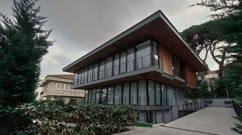 Emirgan Villa OZT, Sarıyer: cam cepheli, ahşap kaplamalı konsol katlı modern villa