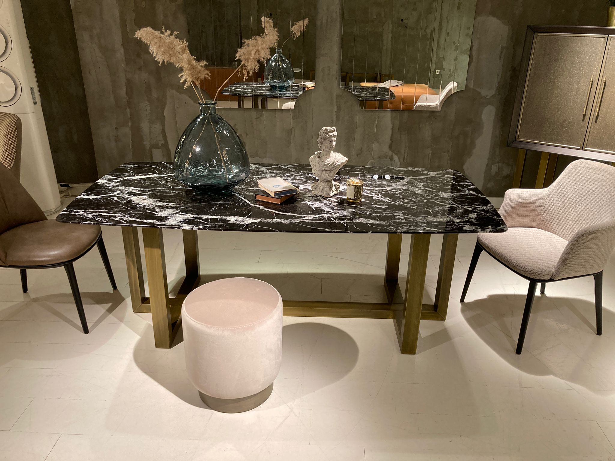 Point Alexander Marble Table detail view 2